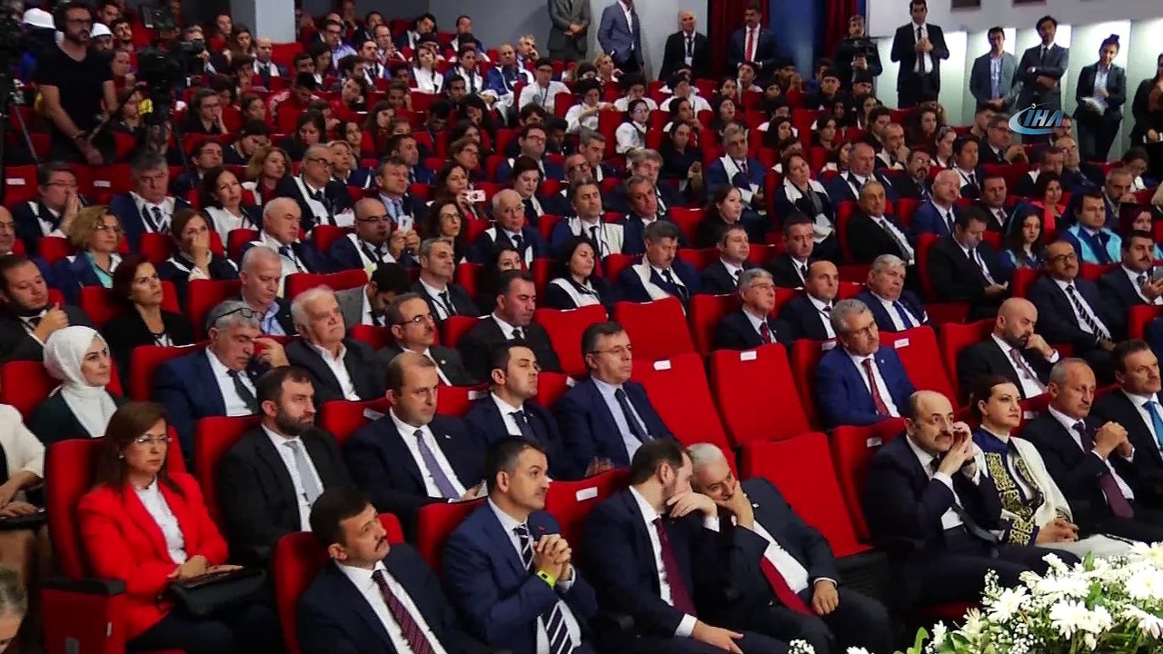 Cumhurbaşkanı Erdoğan: '10 yıl sonra yapacağımız çalışmalarla ben inanıyorum ki, siz değerli hocalarımız sayesinde bu nesil çok daha güçlü ve farklı şekilde yetişecek ve biz yarışta o diğer ülkeleri de aşacağız'