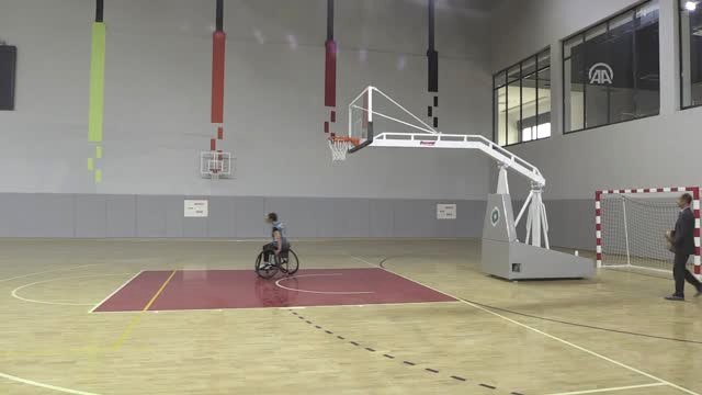 Engelli Öğrenciye Rektörden Tekerlekli Sandalye