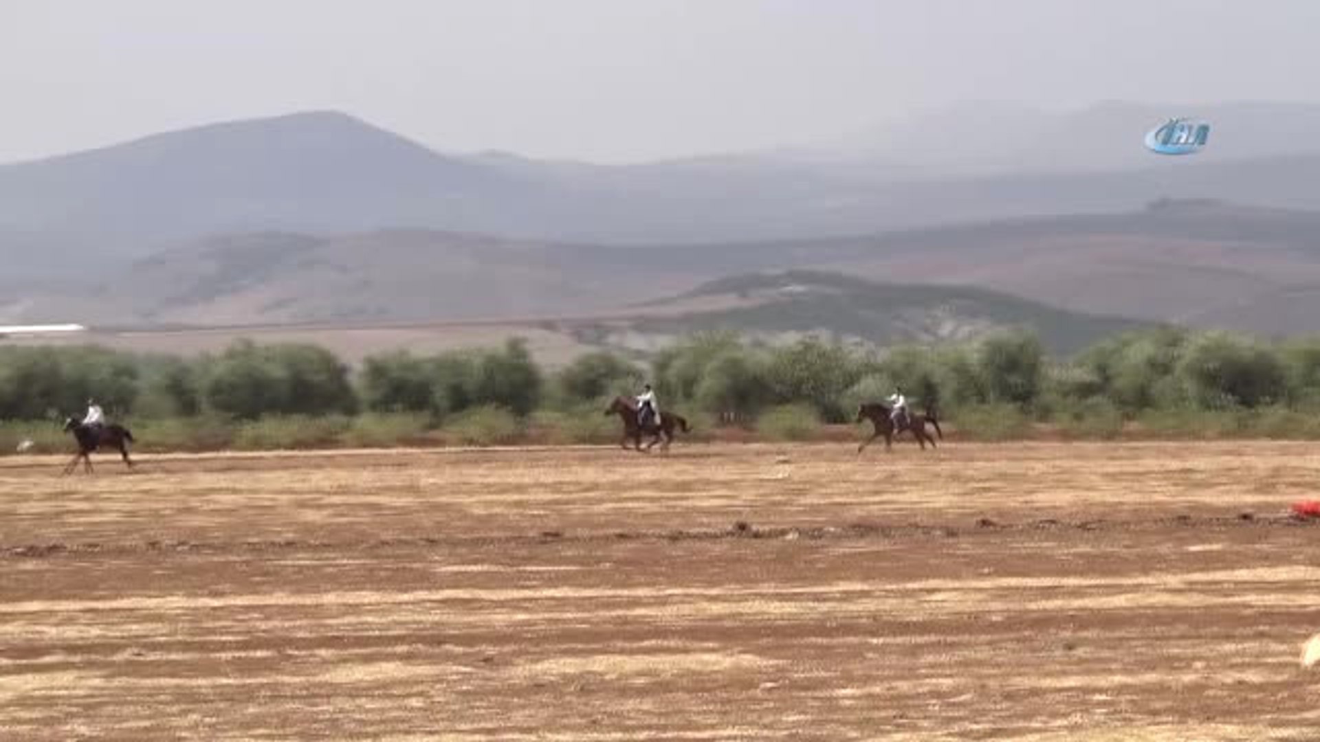 Suriye Sınırında Serbest Stil At Yarışları Düzenlendi