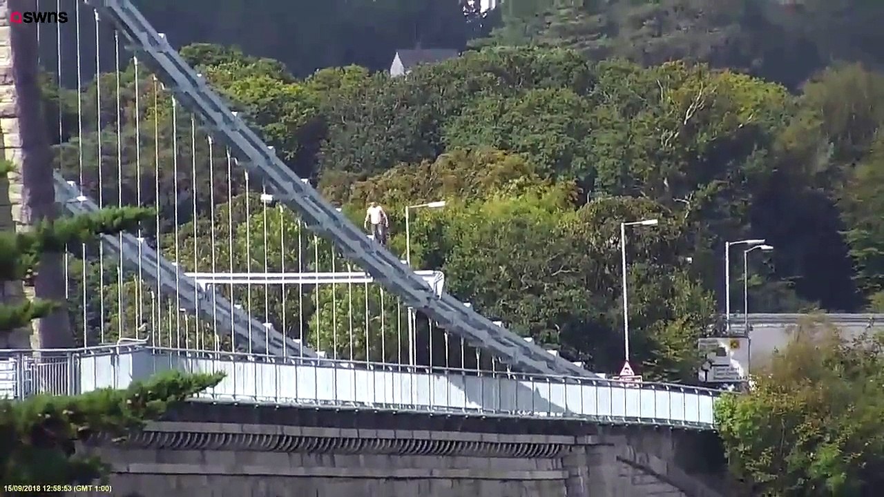 Bêbado escalou ponte de 50 metros para fugir a polícia...