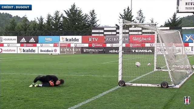 Ricardo Quaresma martyrise le gardien de Besiktas