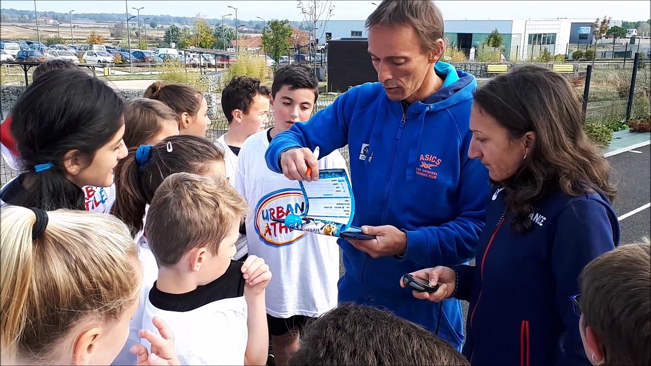 Les collégiens de Boën découvrent l’athlétisme avec la championne de trail Adeline Roche