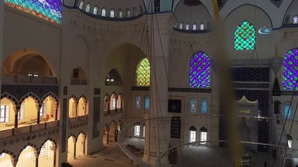 Çamlıca Camii’ne Devasa Avizenin Yerleştirilmesi Drone İle Görüntülendi