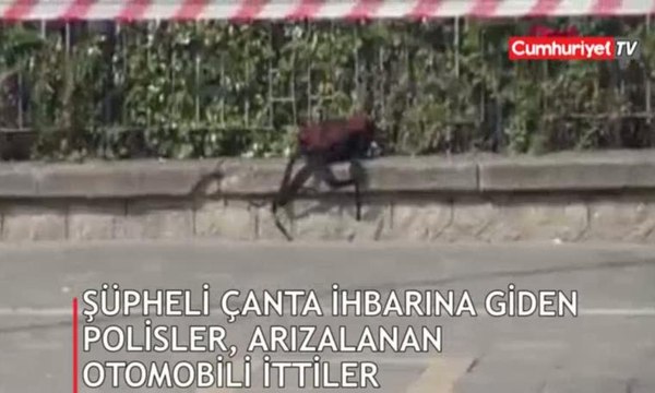 Şüpheli çanta ihbarına giden polisler, arızalanan otomobili itti