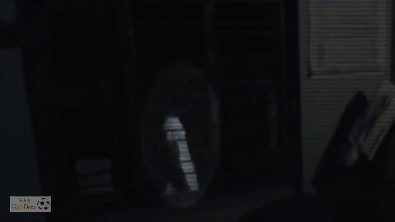 Penampakan Hantu PINCANG Jelas Sekali Terekam CCTV, Wujudnya Cewek Seram Berjalan di Samping Jendela