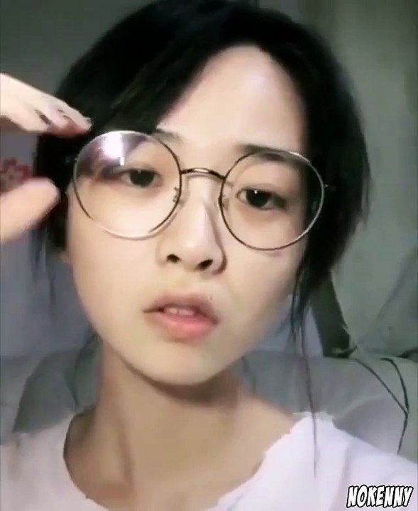 Des jeunes femmes qui posent avec leurs lunettes et sans