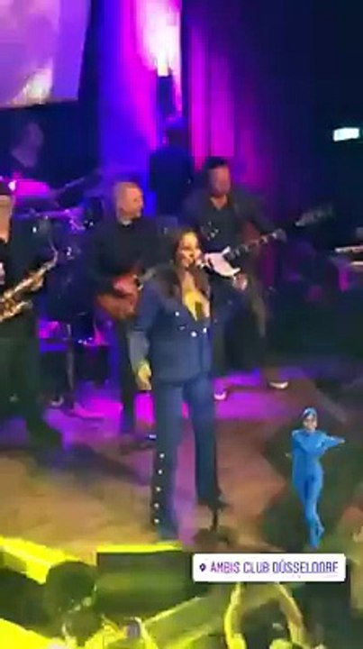 "Pazi s kime spavaš" na kraju se razvilo u više od stiha, a pomalo u pouku koja se drugarici kaže uz kafu ili drugu uz piće u kafani. Ali ide i uz pesmu, pa pev