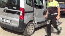 Polisten kaçan şüpheli otomobil sivil polis aracına ve direğe çarpınca yakalandı
