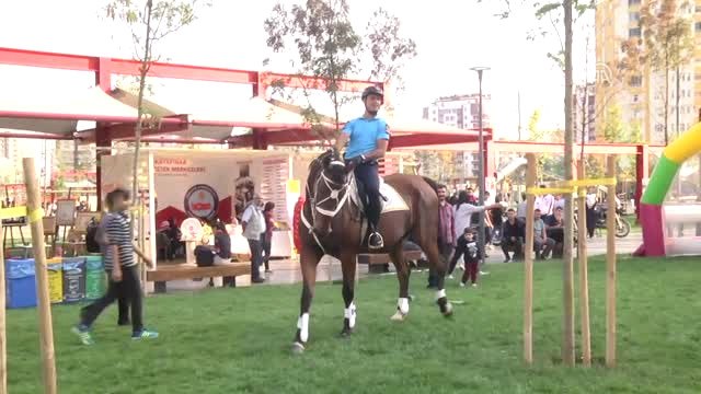 Atlı Jandarmalar Diyarbakırlı Çocukların İlgi Odağı Oldu