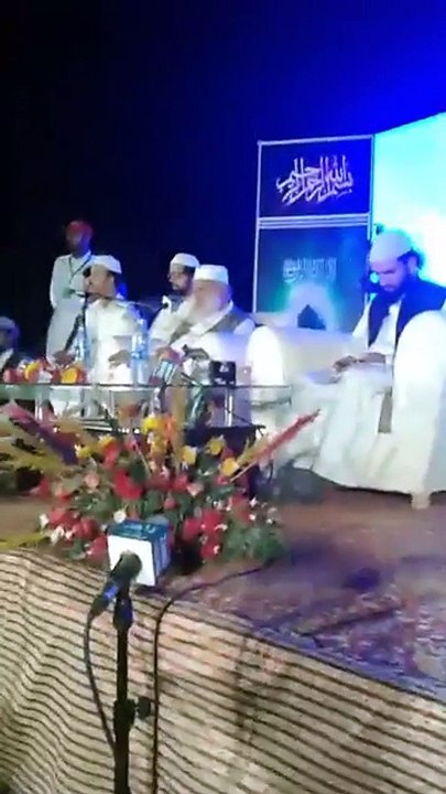 মাশাআল্লাহ পাকিস্তান করাচী তে হুজুর কেবলা কে এক নজর দেখার জন্য হাজারো মানুষের ঢল নামে এবং হুজুর কেবলা বাইয়াতে কার্যক্রম পরিচালনা করেন ।