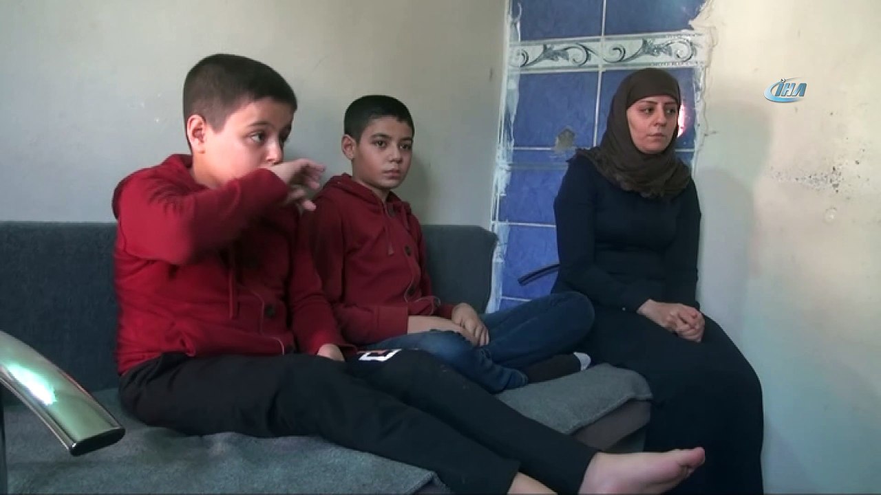 Çocuklarına hem annelik hem de babalık yapıyor