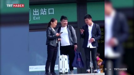 Telefon bağımlısı adam merdivenlerden yuvarlandı