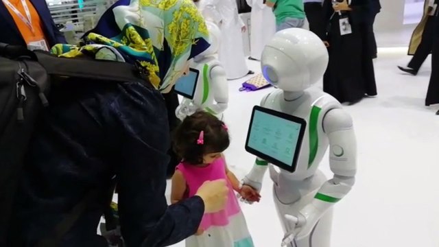 روبوت يستقبل زوار معرض جيتكس 2018 فى دبى