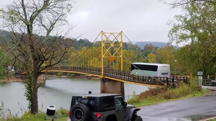 Effrayant : ce bus est trop lourd pour ce pont et frôle la catastrophe