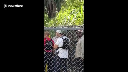 Man scales 200-foot cellphone tower in Florida