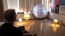 Stereopolis, un jeu projeté sur une lentille de Fresnel, guidé par des lampes de chevet (Indie Cade 2018)