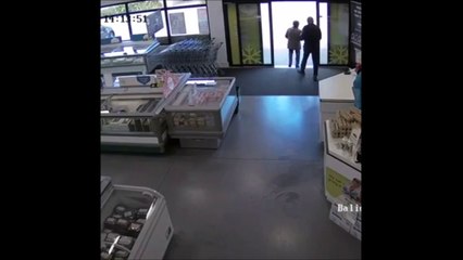 Entra en silla de ruedas eléctrica y destroza la entrada de la tienda