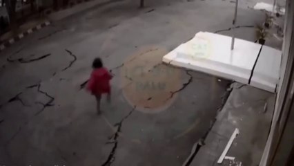 Elle se retrouve à marcher sur une route qui se fissure pendant un séisme !