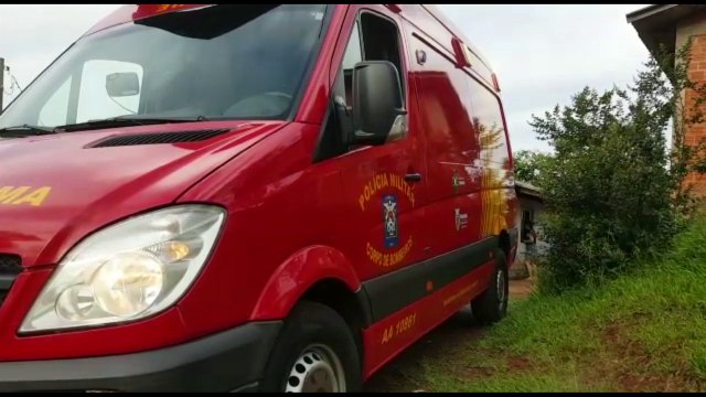 Mulher quebra o braço após sofrer queda