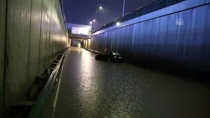 Yağıştan Dolayı Mahsur Kalan Otomobil Kurtarıldı