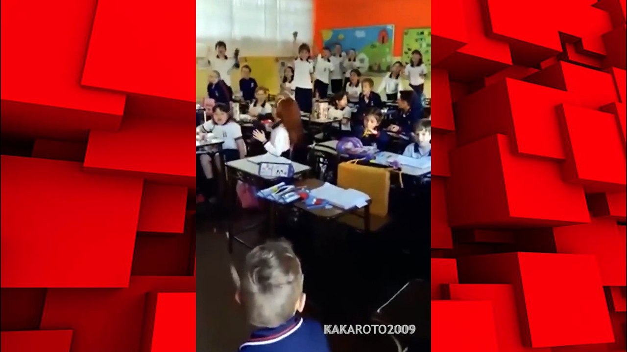 Niño de 8 años sufre parálisis cerebral y camina por  primera vez con el aliento de sus compañeros de escuela.
