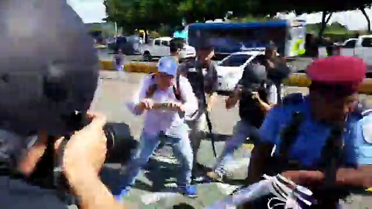 Policía detiene a manifestantes en Camino de Oriente.
