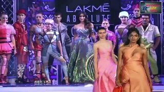 Kareena Kapoor Khan's Very H0t  & stunning Ramp Walk at Lakme Fashion Week