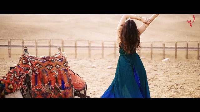 هبة طوجي بإطلالة تحبس الأنفاس بين أهرامات القاهرة بتوقيع إيلي صعب