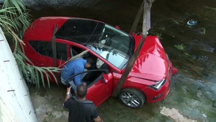 Kontrolden çıkan araç dereye uçtu