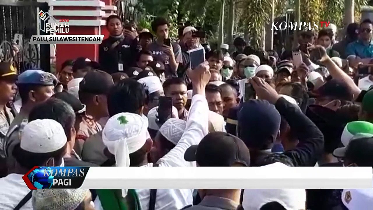 Massa Tuntut Wali Kota Palu Turun dari Jabatannya