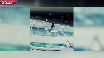 Çin'de bir AVM çalışanı köpekbalıklarının bulunduğu havuza düştü