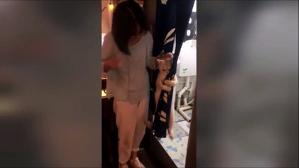 Ce chat sait parfaitement faire comprendre qu'il ne veut pas de bain