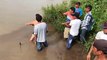Migrantes hondureños de la caravana que se dirige hacia Estados Unidos cruzan el río Guascorán para ingresar a #ElSalvador de manera ilegal y seguir su camino.