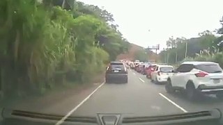 #SucesosCri  ¡Impactante! Acelerado motociclista choca contra auto    Video: Tráfico Panamá.