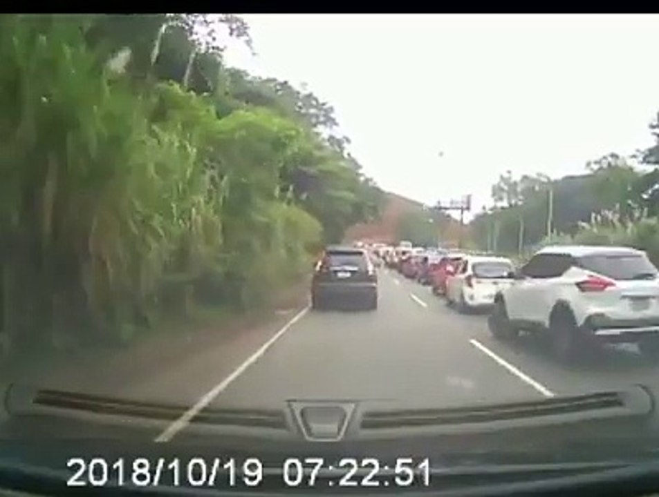 #SucesosCri  ¡Impactante! Acelerado motociclista choca contra auto    Video: Tráfico Panamá.