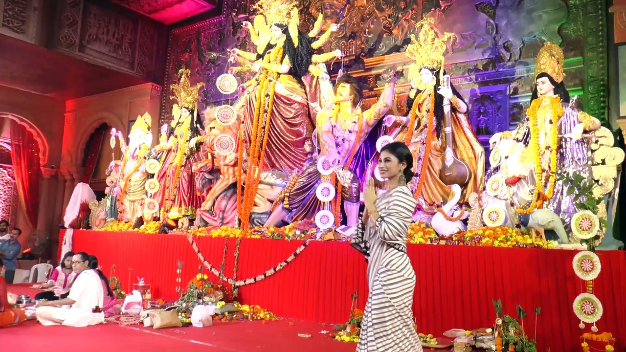 Mouni Roy with Brother Mukhar and Boyfriend Ayan Mukherjee Visit North Bombay Sarbojanin Durga Puja