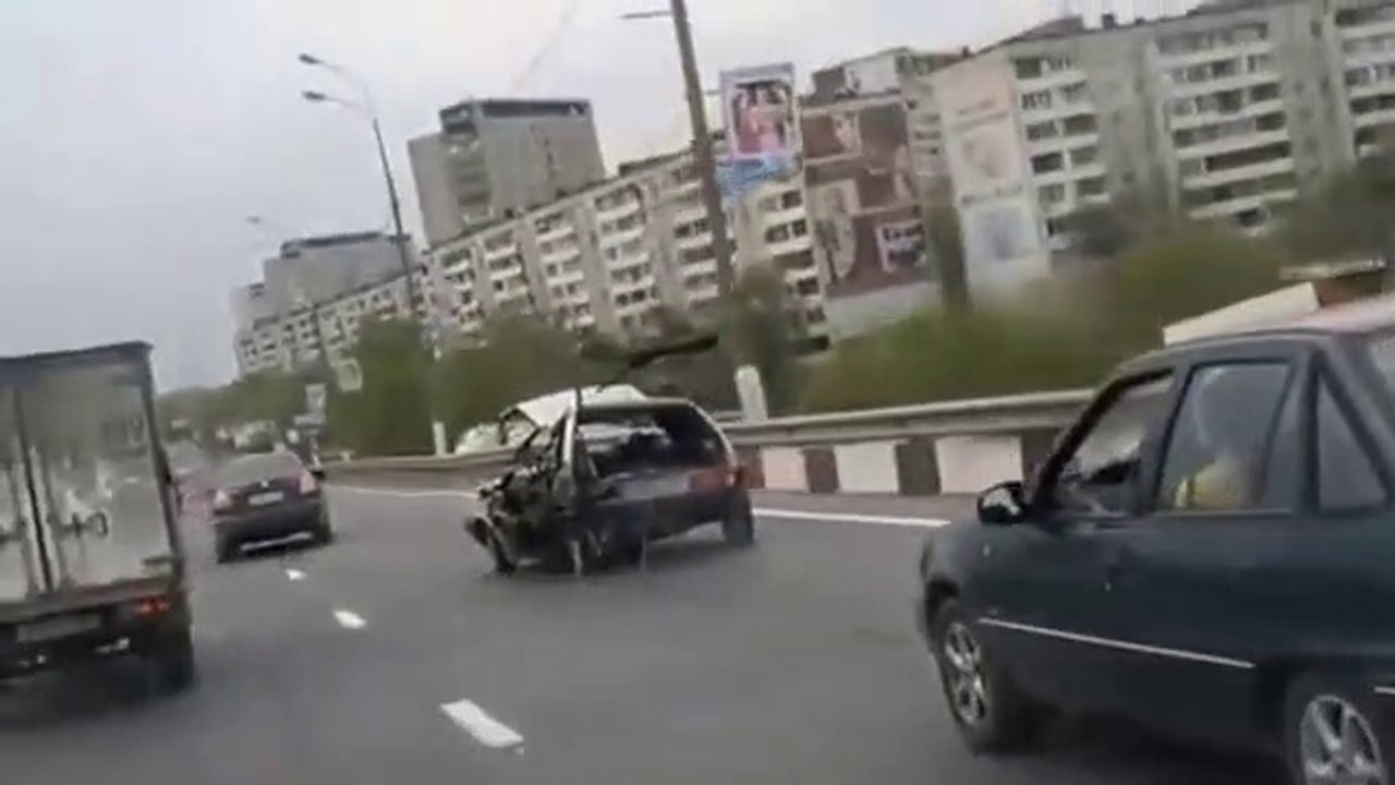 Il continue de rouler avec sa voiture après avoir eu un accident.