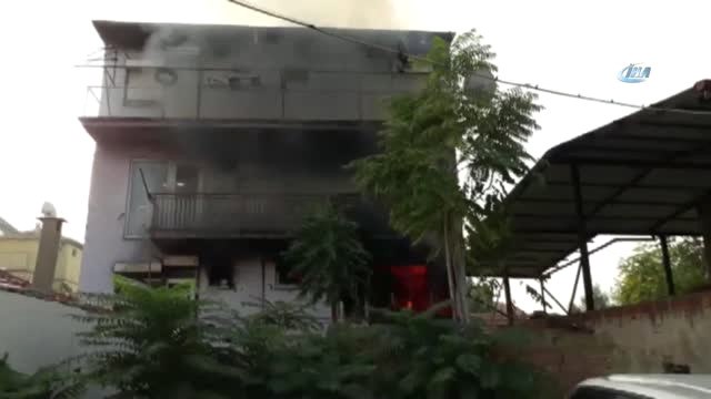 4 Katlı Binada Çıkan Yangında Mahsur Kalan Kız Çocuğunu İtfaiye Kurtardı
