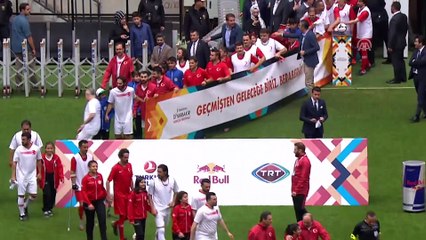 Cumhurbaşkanı Erdoğan, ünlüler karması maçının başlama vuruşunu yaptı - DİYARBAKIR