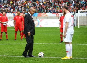 Şöhretler Karması Maçında Başlama Vuruşunu Recep Tayyip Erdoğan Yaptı, Karşılaşma 5-3 Sona Erdi