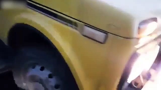 Ils se retrouvent piégés avec leur voiture sur une voie ferrée quand un train arrive !