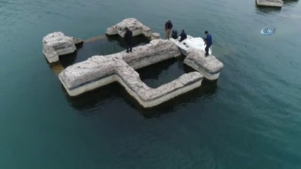 Kale ve Surların Bulunduğu Batık Şehir Su Altında ve Havadan Görüntülendi