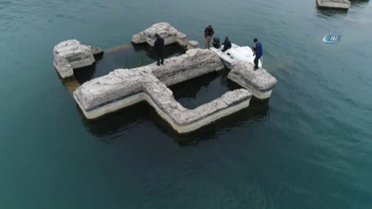 Kale ve Surların Bulunduğu Batık Şehir Su Altında ve Havadan Görüntülendi