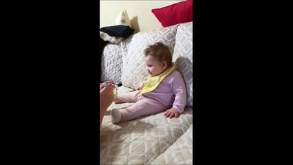 Download Video: Ce bébé lance un drôle de regard qui fait vraiment rire !