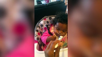 Bébé LOL ne peut pas rester éveillé pour manger même