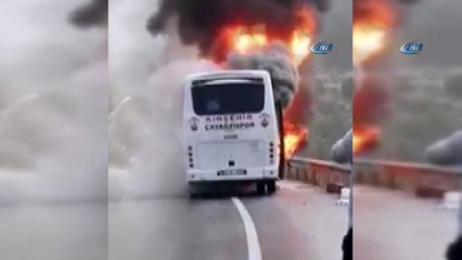 Seyir halindeki otobüs alev alev yandı