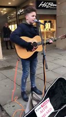 15-årig gatumusikant lyser upp gatan med sin version av Tracy Chapmans Fast carCred: Alfie Sheard