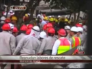 Llega director de Pemex a la Torre B2; arriban 2 ambulancias