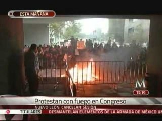 Manifestantes prenden fuego frente al Congreso de NL y humo "expulsa" a diputados