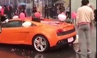 I propozoi martesë të dashurës me Lamborghini, por përgjigja e saj e la me ‘gishta në gojë’